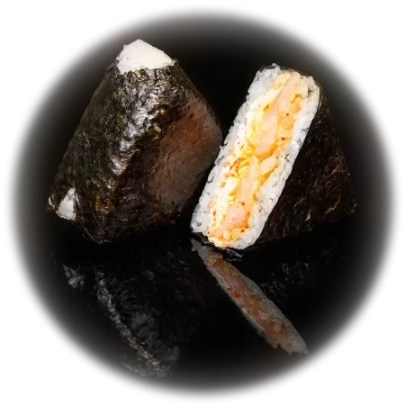 Онигири со снежным крабом и икрой масаго
