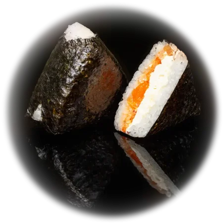 Онигири с лососем и красной икрой